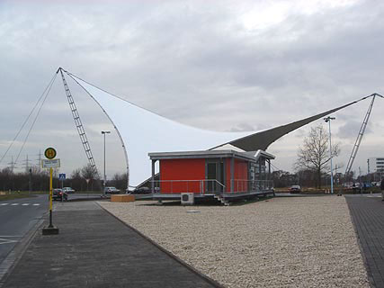 Eingangsvordach am Tor 801 des Industrieparks Frankfurt-Höchst