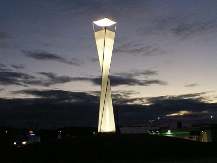 11m hoher Lichtpylon am Kreisverkehr Süd in  Feuchtwangen<br>Die Stahlkonstruktion ist um 135° verdrillt und mit einem innen liegenden Beleuchtungskonzept bestückt.